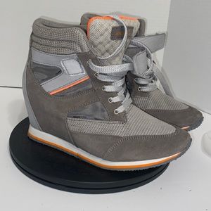 Women wedge gym shoe size 8 orange and gray suede material great condition
